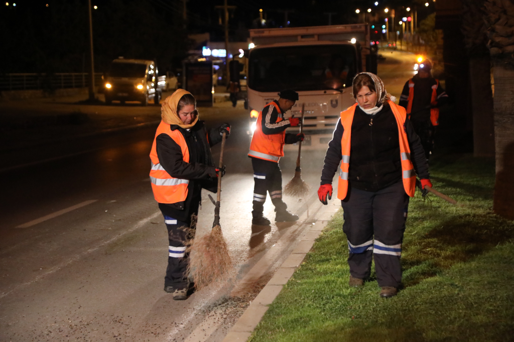BELEDİYE EKİPLERİNDEN GECE MESAİSİ