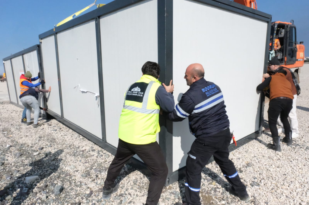 DEPREM BÖLGESİNDEKİ ACILARI, BODRUM’UN İYİ KALBİ DİNDİRİYOR