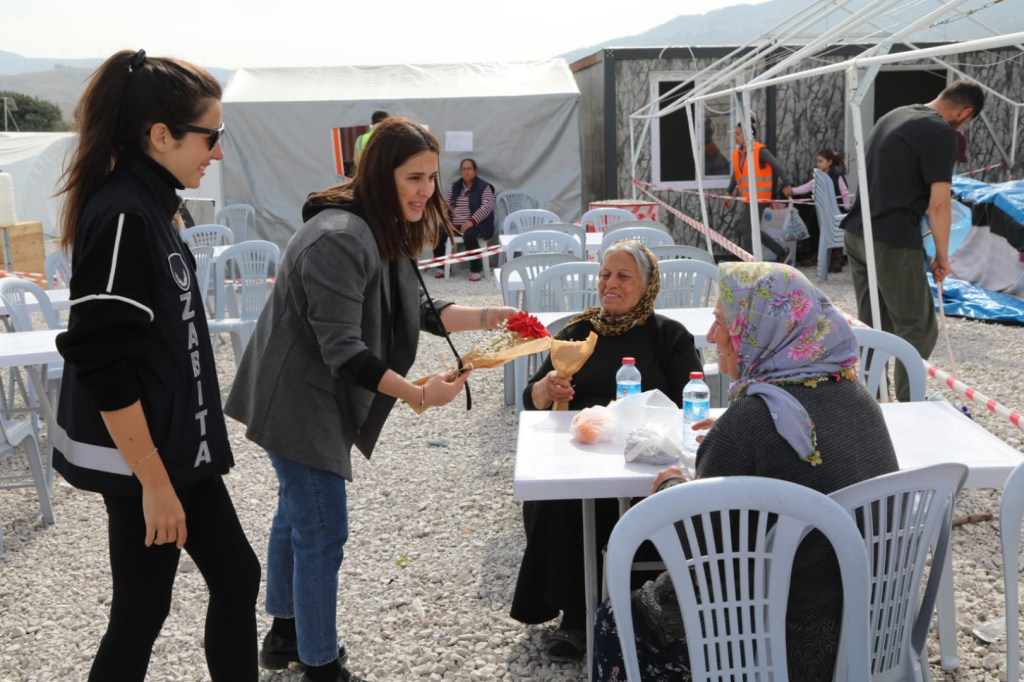 BELEDİYE, DEPREM BÖLGESİNDEN GELEN KADINLARIN YANINDA