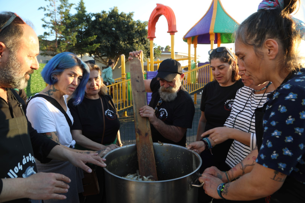 YUNANLI AŞÇILARDAN KUMBAHÇE’DE İFTAR YEMEĞİ