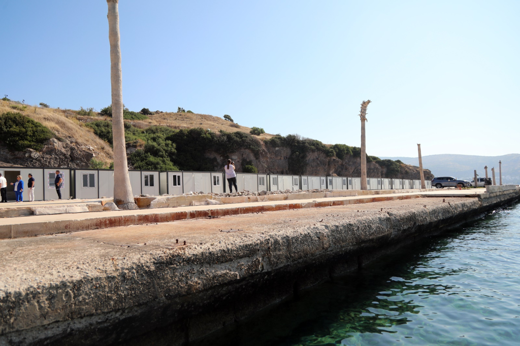 SAHİLDEKİ 22 KONTEYNERİ BELEDİYE EKİPLERİ KALDIRDI