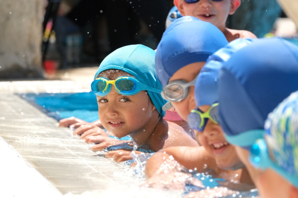 YAZ OKULUNDA YÜZME ÖĞRENİYORLAR