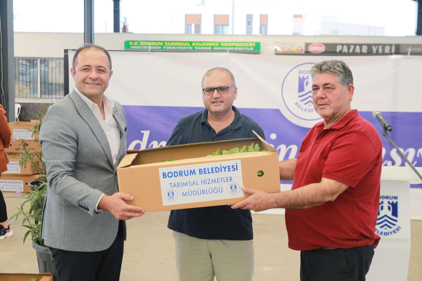 BELEDİYENİN YETİŞTİRDİĞİ FİDELER ÜRETİCİYLE BULUŞTU