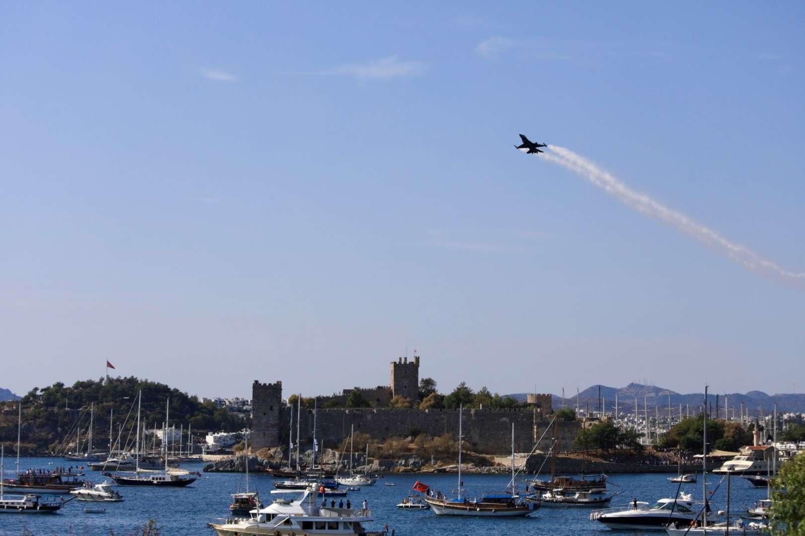 BODRUM’DA, YERDE GÖKTE CUMHURİYET COŞKUSU