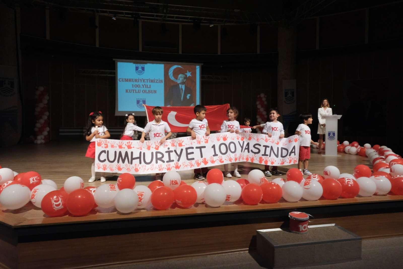 ANAOKULU ÖĞRENCİLERİNDEN MUHTEŞEM 100. YIL GÖSTERİSİ