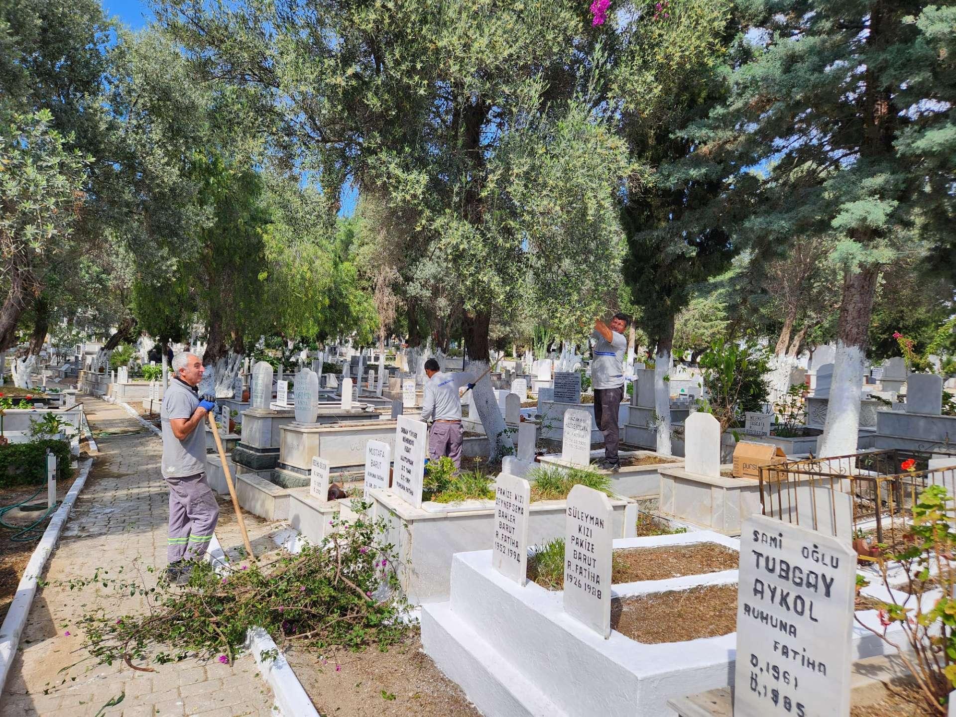 MEZARLIKLARDA TEMİZLİK VE BAKIM ÇALIŞMALARI