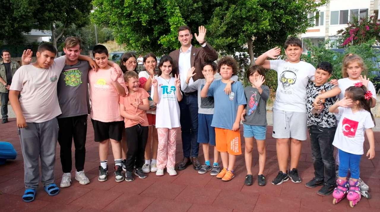 BAŞKAN MANDALİNCİ, PARKTA ÇOCUKLARLA BULUŞTU