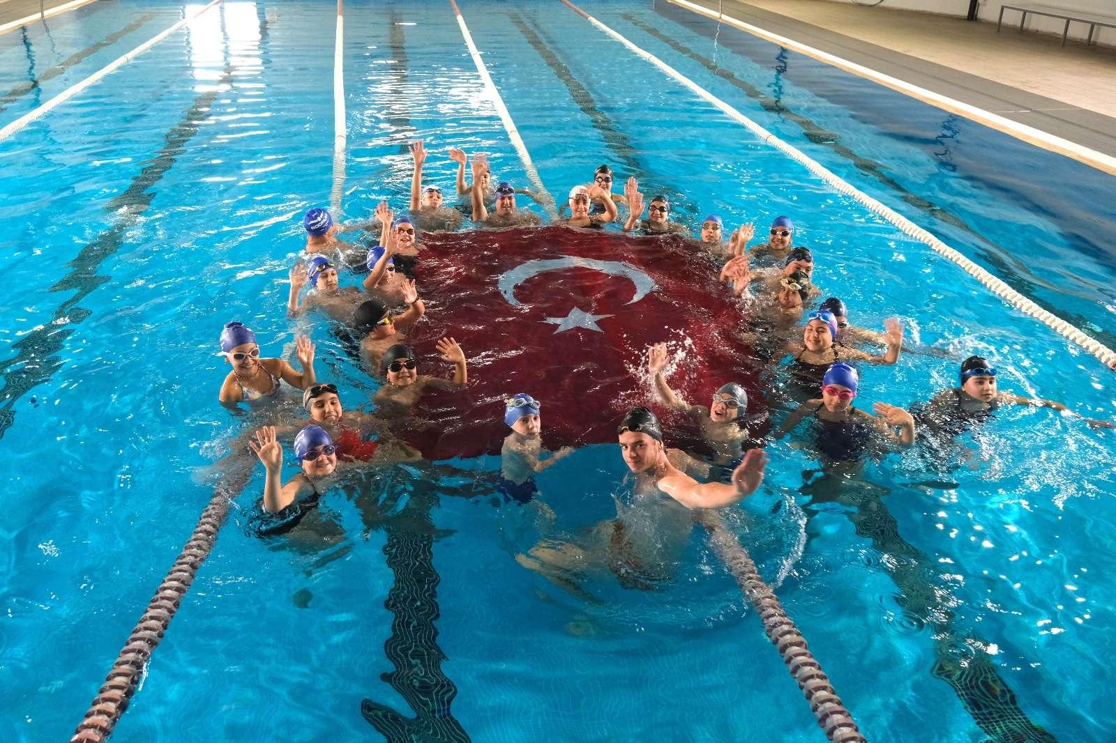 BAŞKAN MANDALİNCİ, YENİLENEN HAVUZDA SPORCU GENÇLERLE ANTRENMANDA