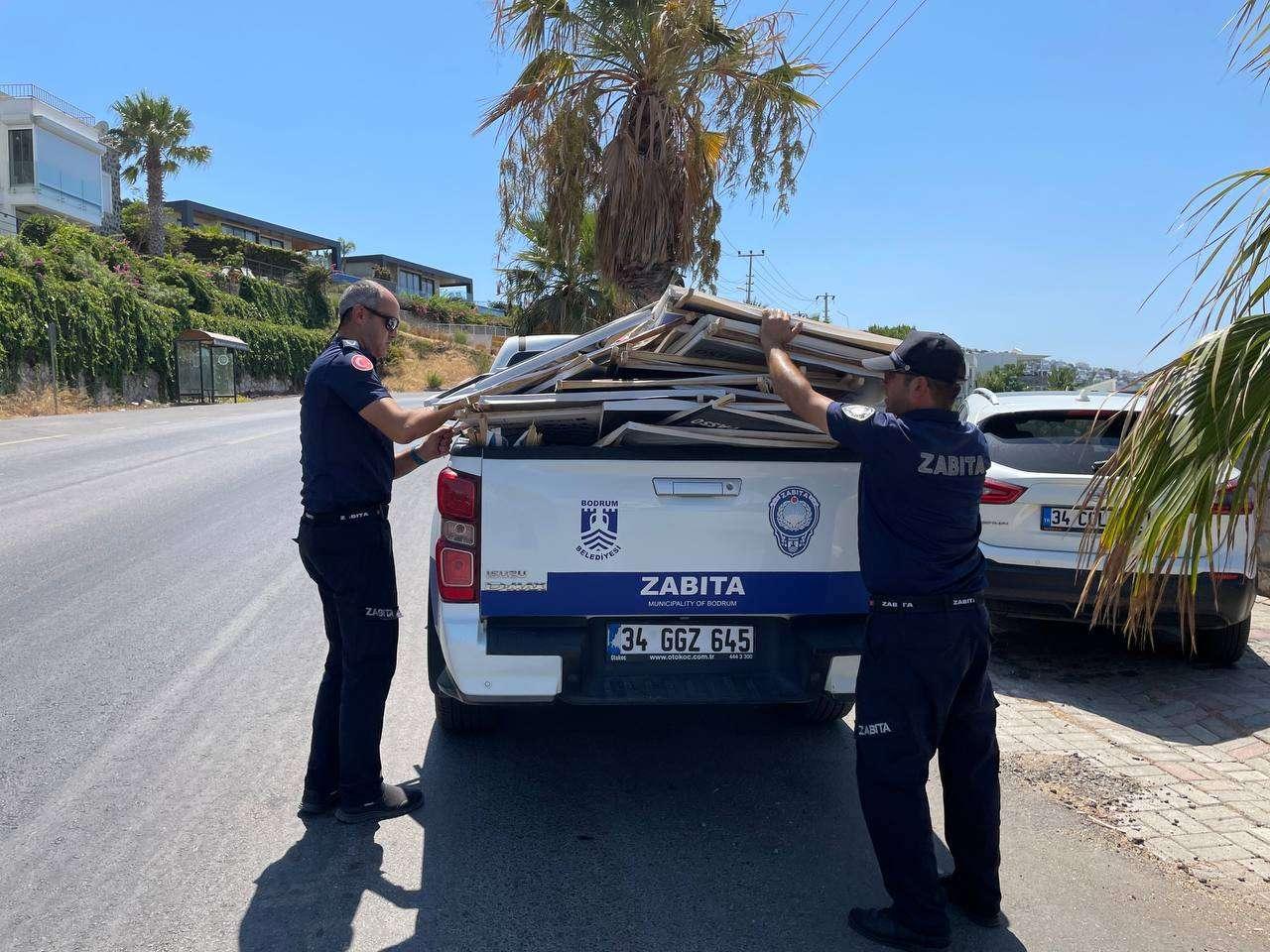 İZİNSİZ ASILAN AFİŞLER TOPLANIYOR