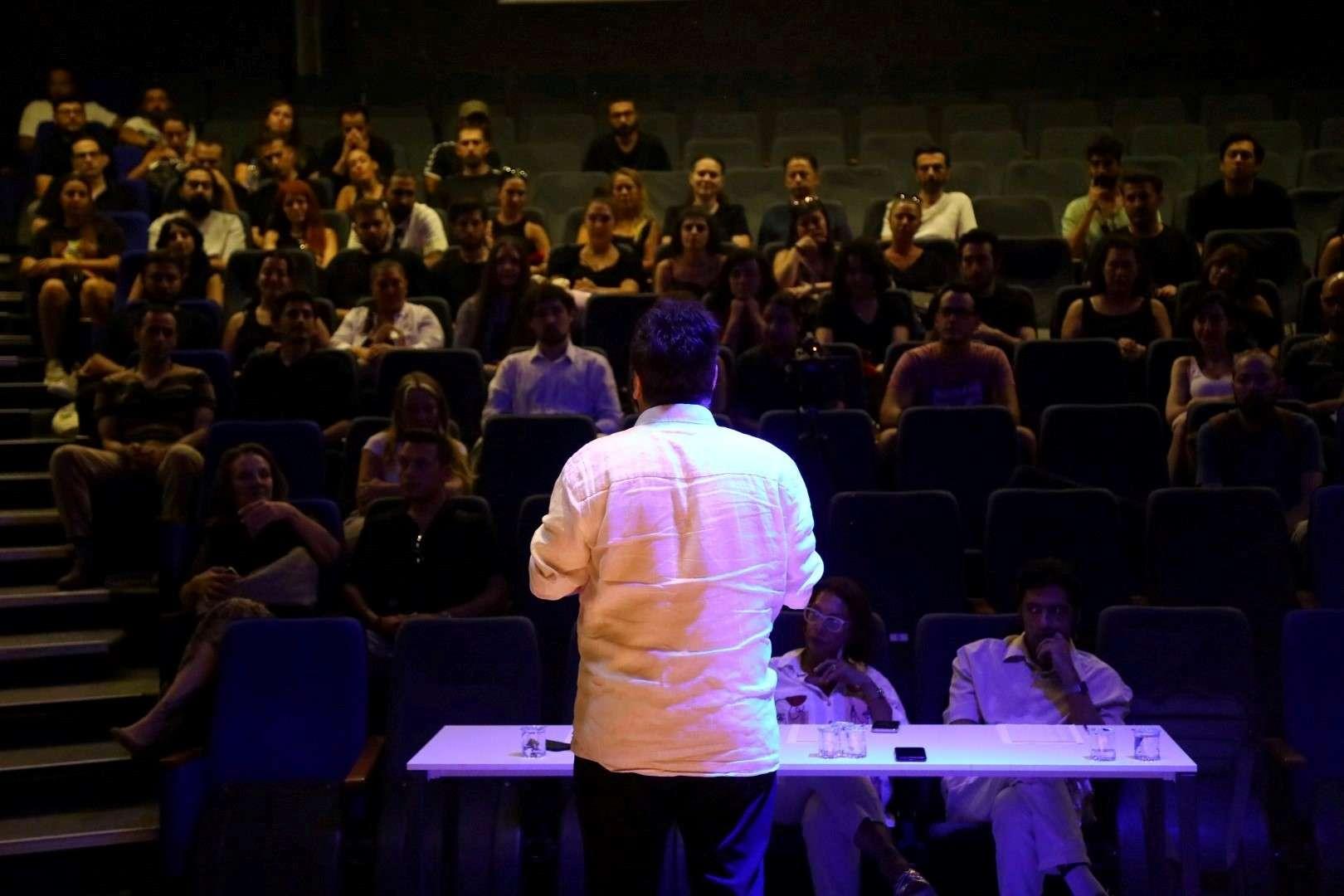 TİYATRONUN BÜYÜLÜ DÜNYASI YENİ YÜZLERİNE KAVUŞTU