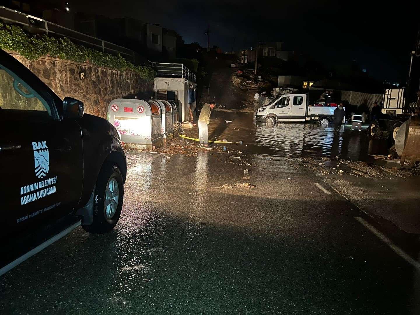 YAĞMUR NÖBETİNDEKİ EKİPLERDEN ANLIK MÜDAHALELER