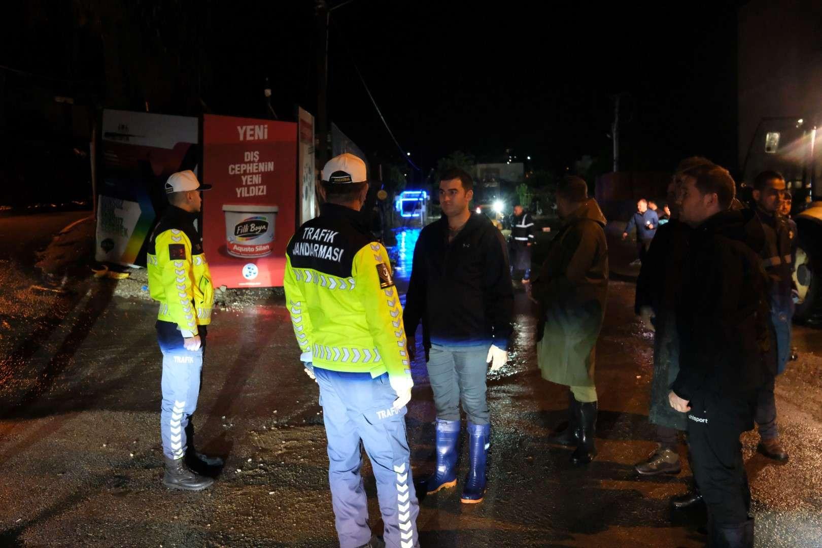 BAŞKAN MANDALİNCİ, BELEDİYE EKİPLERİ İLE SAHADAYDI