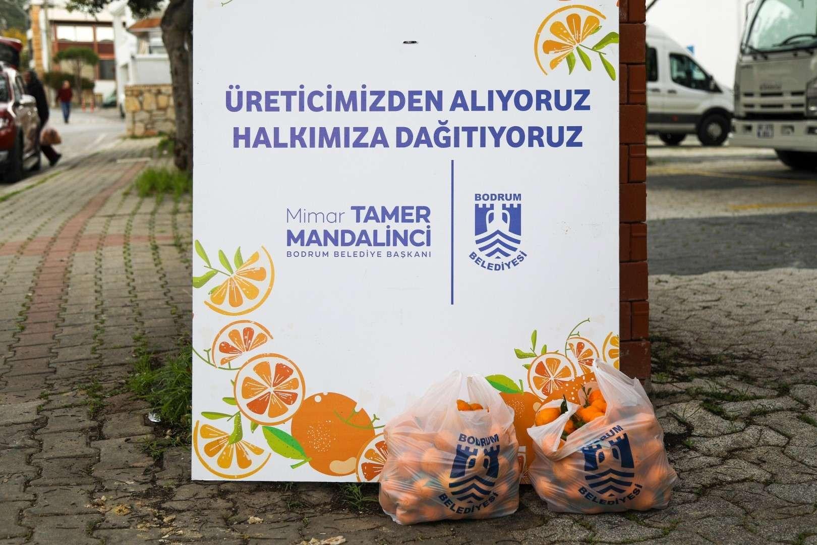 BELEDİYE MEYDANINDA MANDALİNA DAĞITIMI