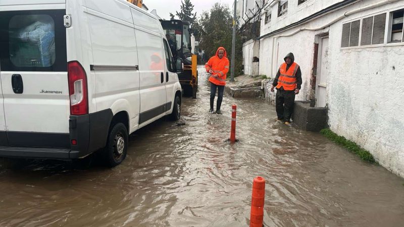 BELEDİYE EKİPLERİNİN YAĞMUR MESAİSİ DEVAM EDİYOR
