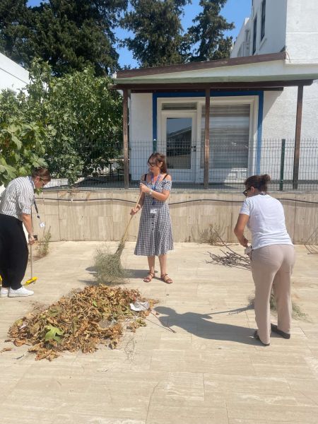 ‘Temiz Çarşamba’ya Merhaba!’ etkinliği kapsamında Müdürlüğün çevresinde temizlik çalışması yapıldı