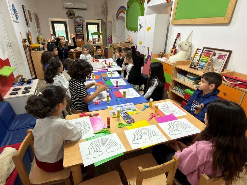 Yarı Yıl Tatilinde Çocuklara Peksimet'te Gökkuşağı Sanat Atölyesi düzenlendi