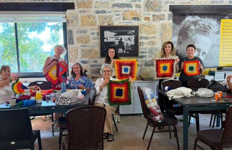 Bodrumlu Kadınlar Sokak için Örüyor Projesi Umurca'da Devam Ediyor