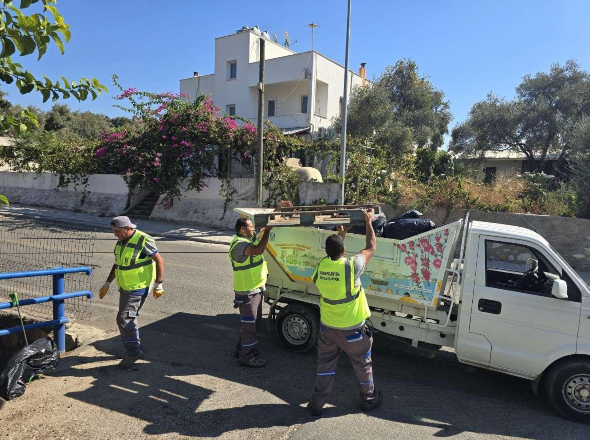 BODRUM'DA TAŞKIN RİSKİNE KARŞI ÖNLEYİCİ TEMİZLİK ÇALIŞMALARI YAPILDI