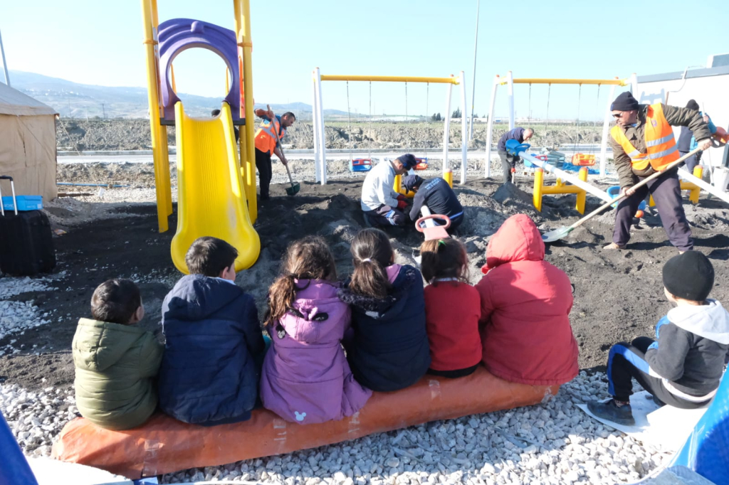 AFET BÖLGESİNDE DEPREMDEN ETKİLENEN ÇOCUKLARA KREŞ HİZMETİ VERİYORUZ