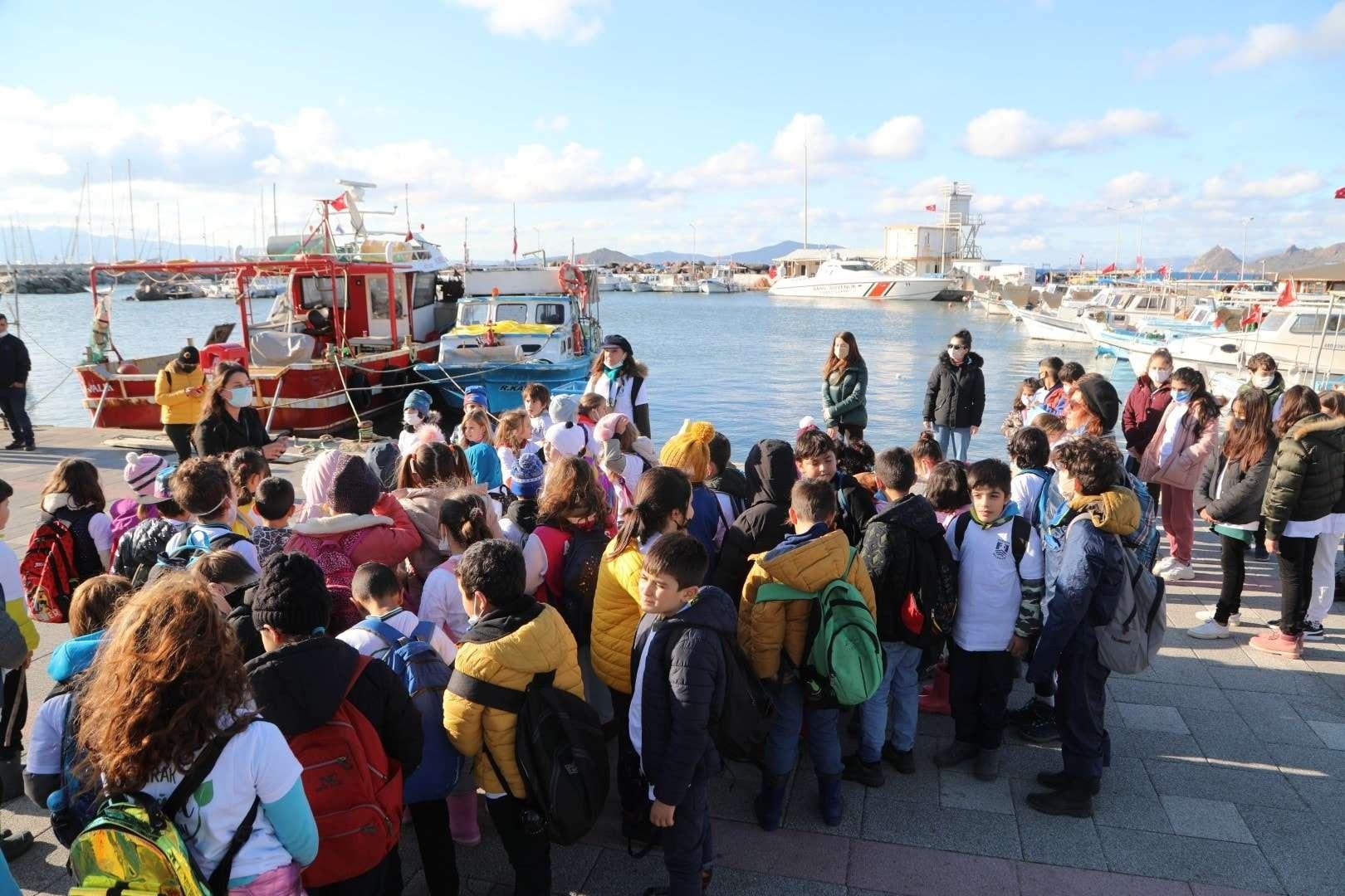 CHILDREN & MUNICIPAL TEAMS COLLECT TRASH TOGETHER