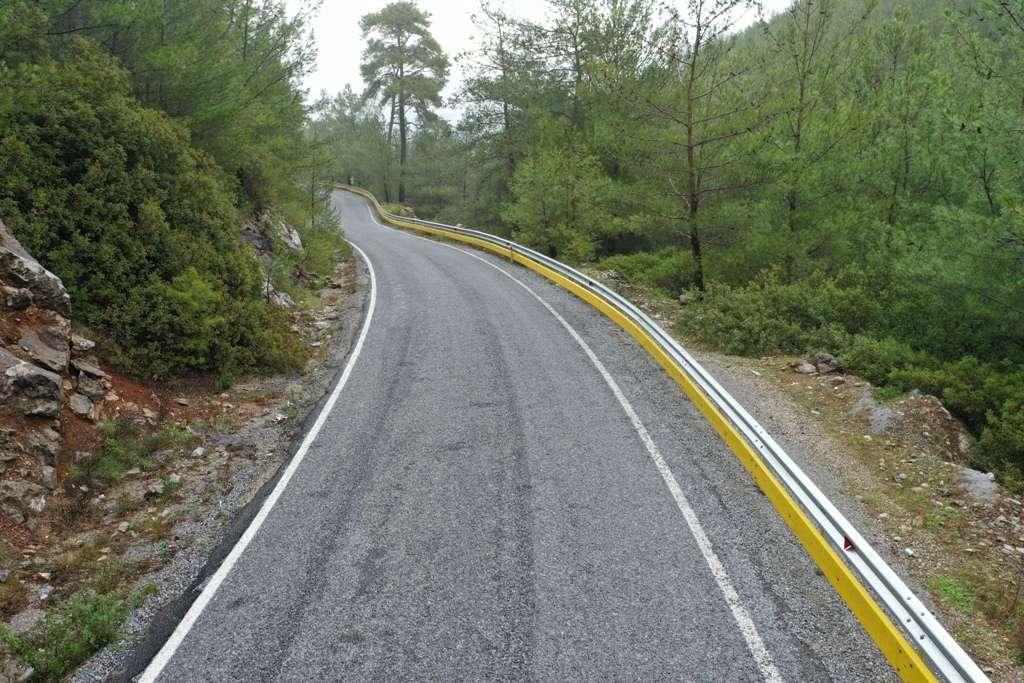 STEEL BARRIERS ALONG ROADSIDES