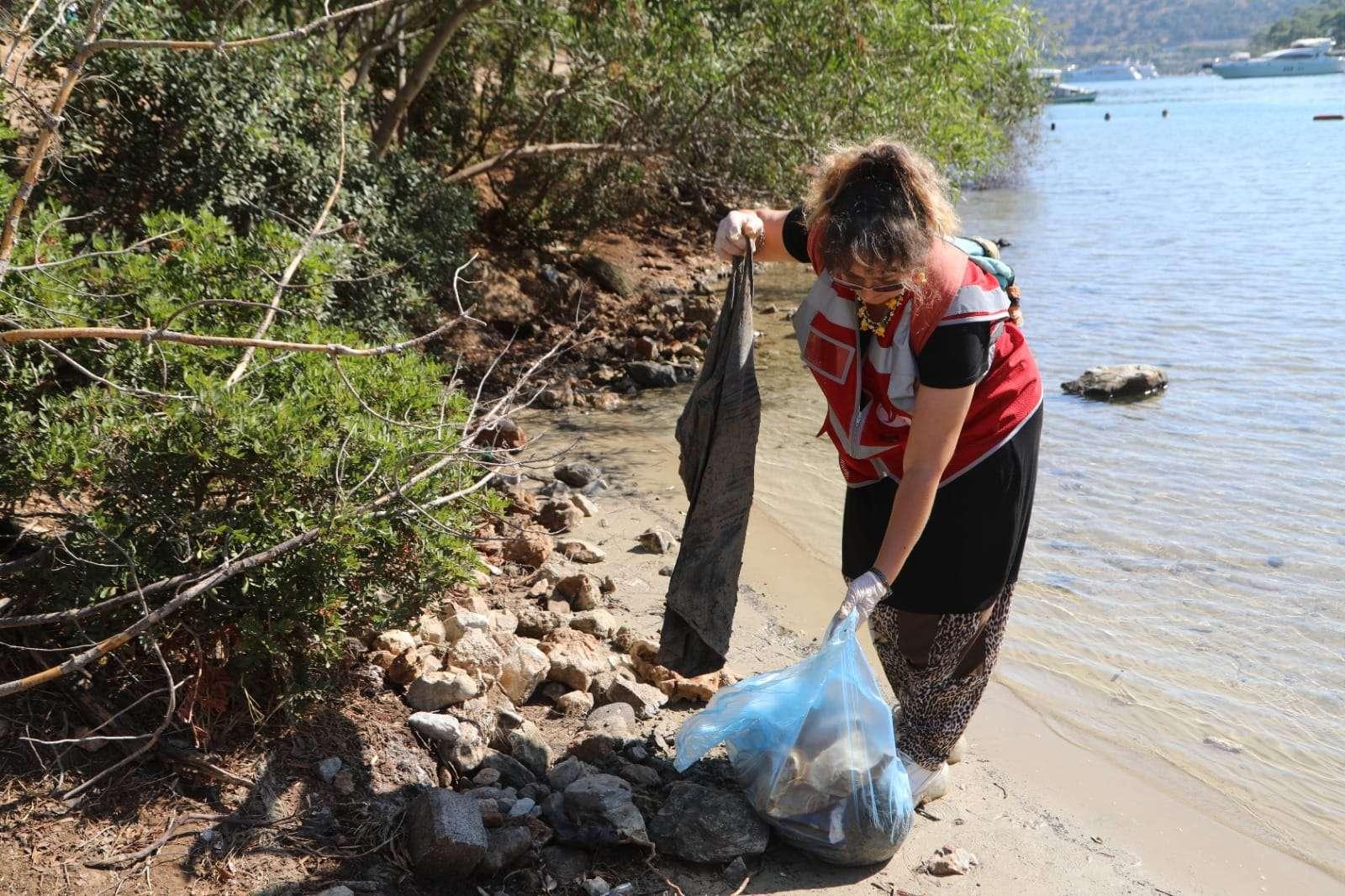 CLEANUP EVENT IN CENNET COVE ON WORLD CLEANUP DAY
