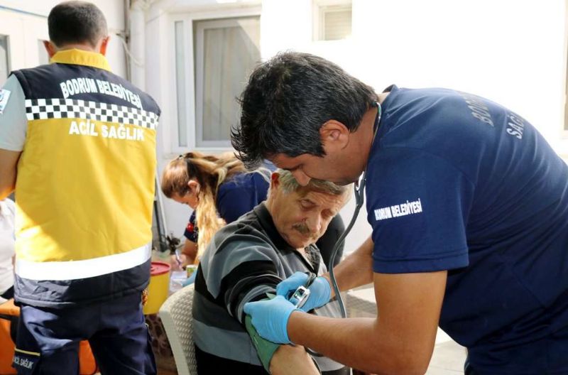 HEALTH CHECKS FOR THE ELDERLY RESIDING IN TEMPORARY HOUSING