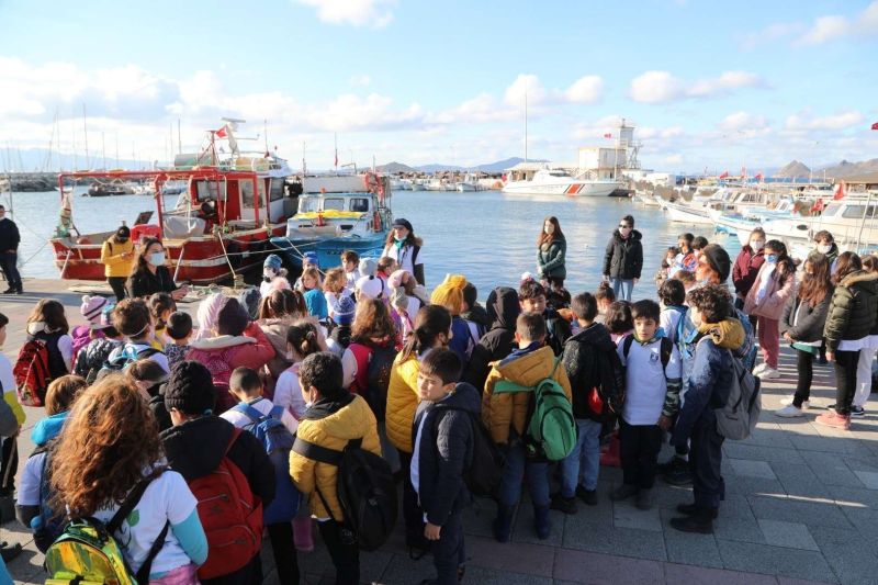 CHILDREN & MUNICIPAL TEAMS COLLECT TRASH TOGETHER