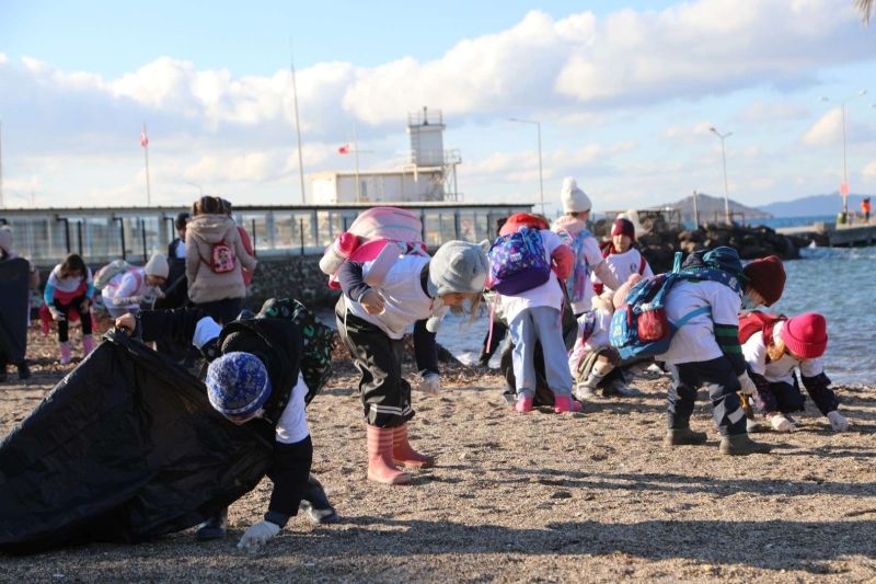 CHILDREN & MUNICIPAL TEAMS COLLECT TRASH TOGETHER