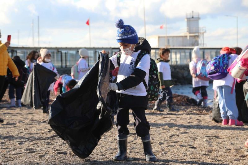 CHILDREN & MUNICIPAL TEAMS COLLECT TRASH TOGETHER