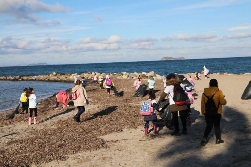 CHILDREN & MUNICIPAL TEAMS COLLECT TRASH TOGETHER