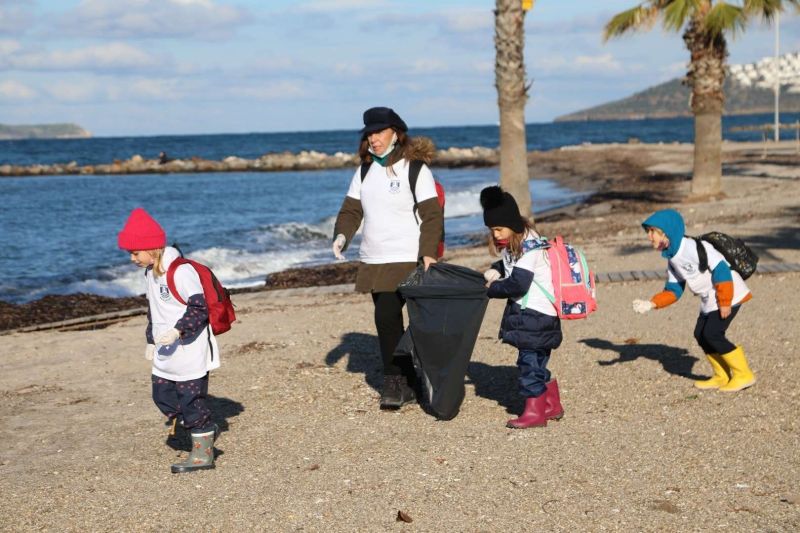 CHILDREN & MUNICIPAL TEAMS COLLECT TRASH TOGETHER