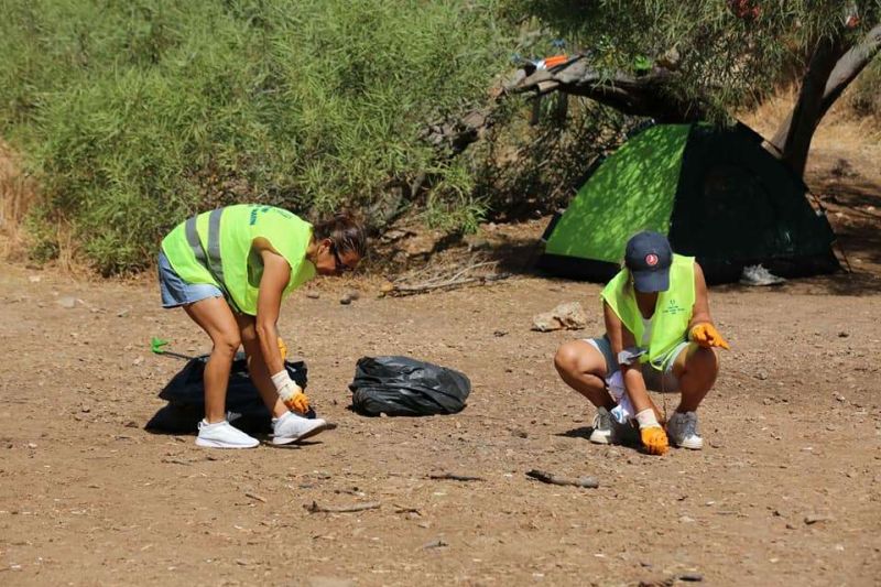 CLEAN-UP IN CENNET COVE ON WORLD CLEANUP DAY