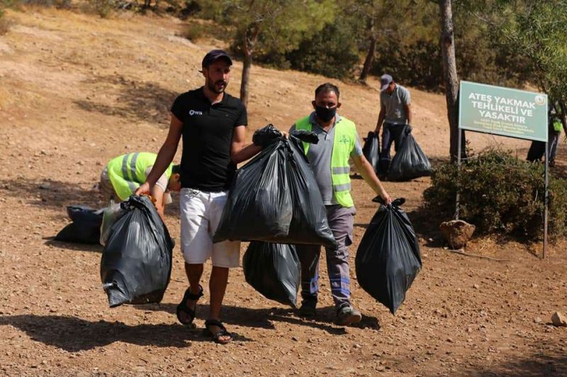 CLEAN-UP IN CENNET COVE ON WORLD CLEANUP DAY
