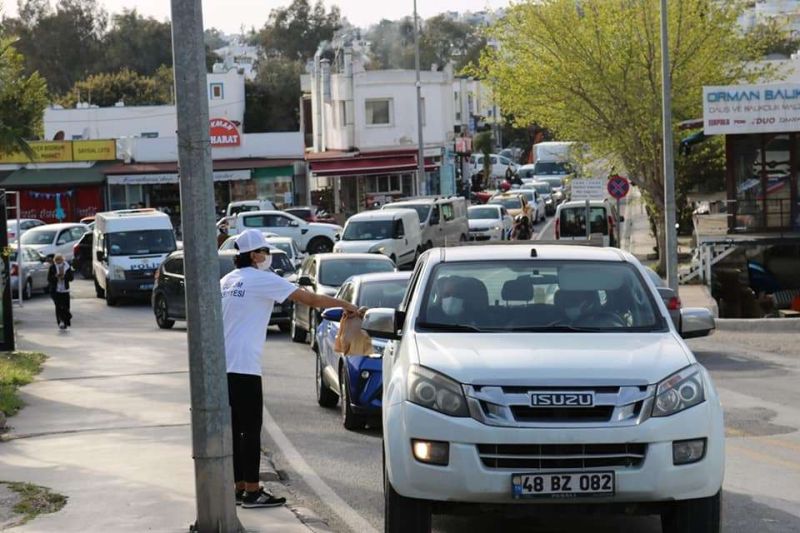 DISTRIBUTION OF IFTAR PACKAGES IN HEAVY TRAFFIC DURING RAMADAN