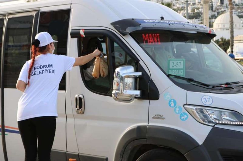 DISTRIBUTION OF IFTAR PACKAGES IN HEAVY TRAFFIC DURING RAMADAN