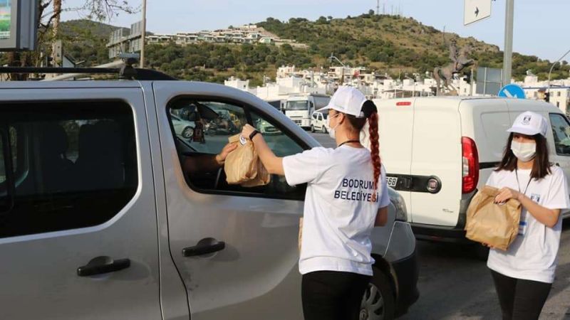 DISTRIBUTION OF IFTAR PACKAGES IN HEAVY TRAFFIC DURING RAMADAN