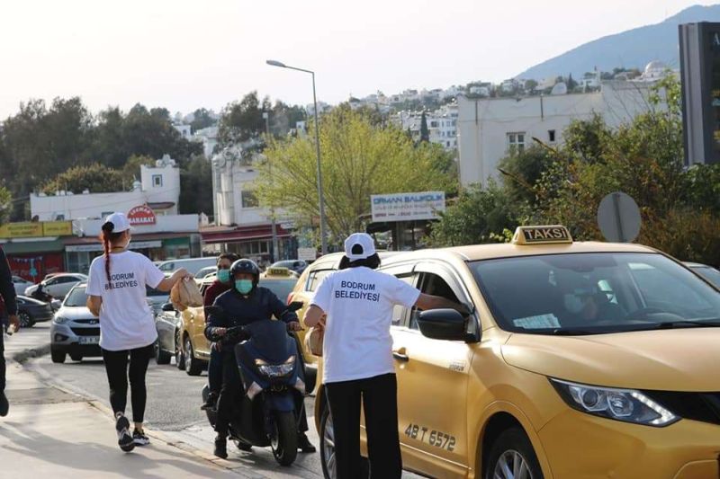DISTRIBUTION OF IFTAR PACKAGES IN HEAVY TRAFFIC DURING RAMADAN