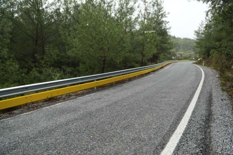 STEEL BARRIERS ALONG ROADSIDES