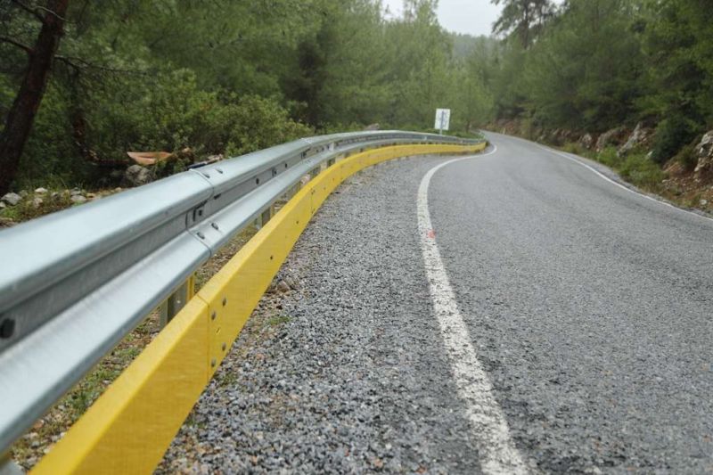 STEEL BARRIERS ALONG ROADSIDES