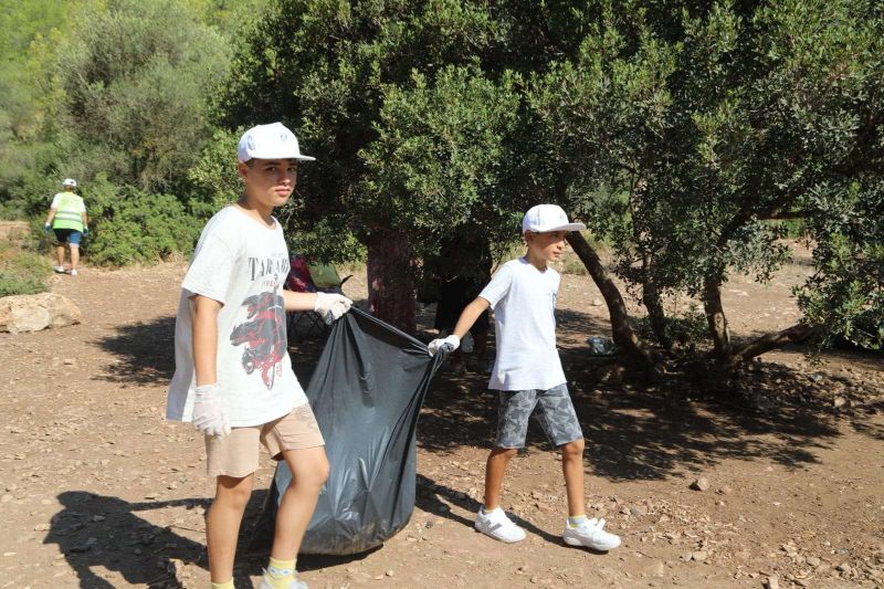 CLEANUP EVENT IN CENNET COVE ON WORLD CLEANUP DAY