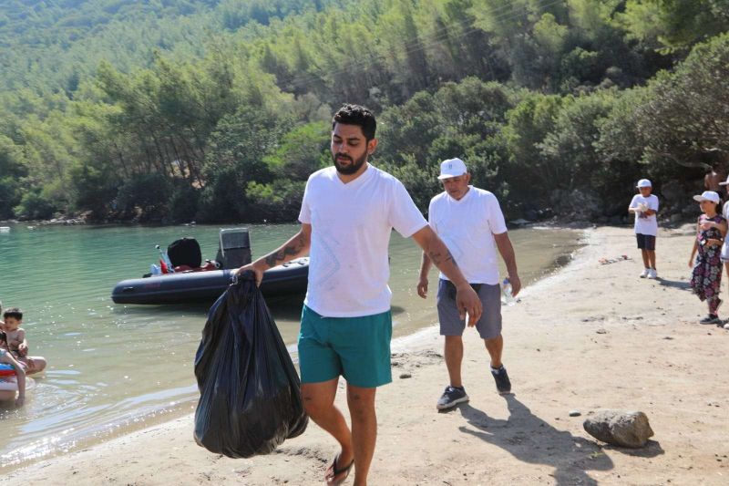 CLEANUP EVENT IN CENNET COVE ON WORLD CLEANUP DAY